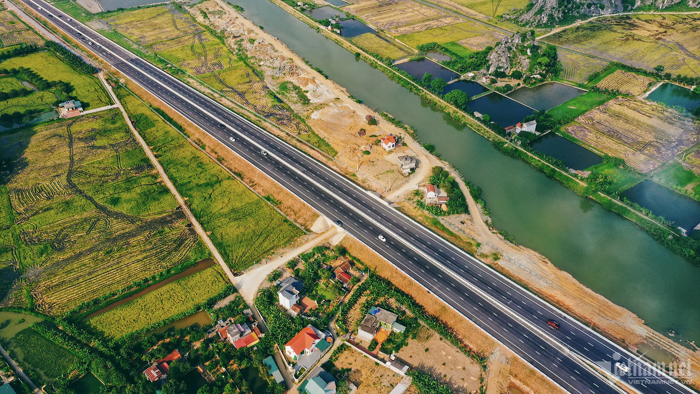 Tại giai đoạn phân kỳ, tuyến cao tốc Mai Sơn - QL45 được đầu tư xây dựng quy mô 4 làn xe hạn chế, bề rộng nền đường 17m, vận tốc thiết kế 80km/h. Giai đoạn hoàn chỉnh tuyến cao tốc được đầu tư quy mô 6 làn xe, nền đường rộng 32,25m, vận tốc thiết kế 120km/h.