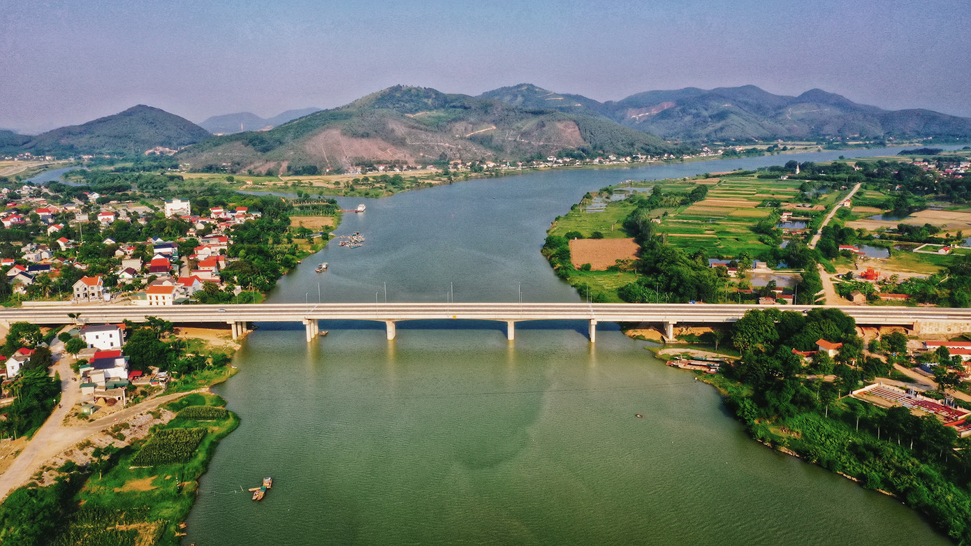 Trong ảnh, công trình cầu Vĩnh An nằm ở gần cuối dự án. Cầu có chiều dài gần 476m vượt sông Mã (nối hai huyện Vĩnh Lộc và Yên Định). Giá trị thi công công trình tại gói thầu khoảng 220 tỷ đồng. Cầu được thiết kế xây dựng một đơn nguyên với bề rộng 23,5m gồm 4 làn xe cao tốc có dải phân cách giữa; có làn dành cho dân sinh, quy mô 2 làn xe phục vụ nhu cầu đi lại của người dân hai bên đầu cầu.