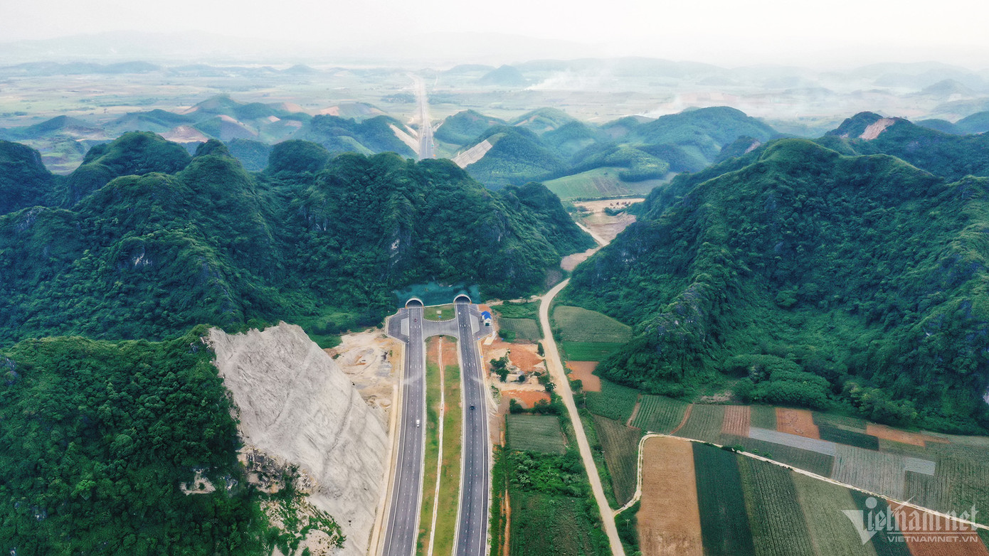 Mỗi ống hầm có 3 làn xe, chiều dài 245m. Đây cũng là điểm ranh giới giữa hai tỉnh Ninh Bình và Thanh Hóa.