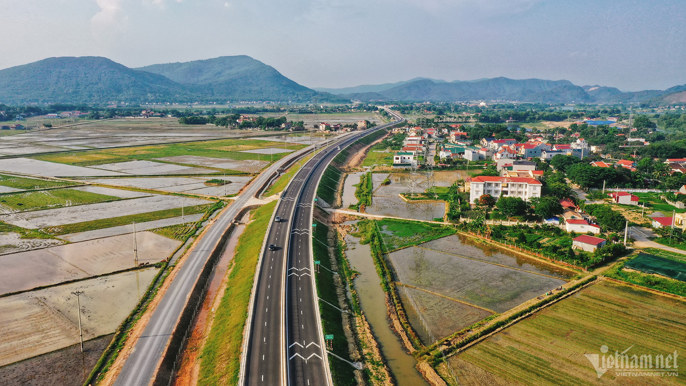 Trước đó, ngày 13/5, Cục Đường cao tốc Việt Nam cho biết, vừa báo Bộ GTVT nghiên cứu, đánh giá tổng quan về khả năng nâng tốc độ khai thác (tốc độ tối đa cho phép) đối với đường cao tốc phân kỳ đầu tư 4 làn xe với bề rộng làn 3,5m từ 80 km/h hiện nay lên 90 km/h.