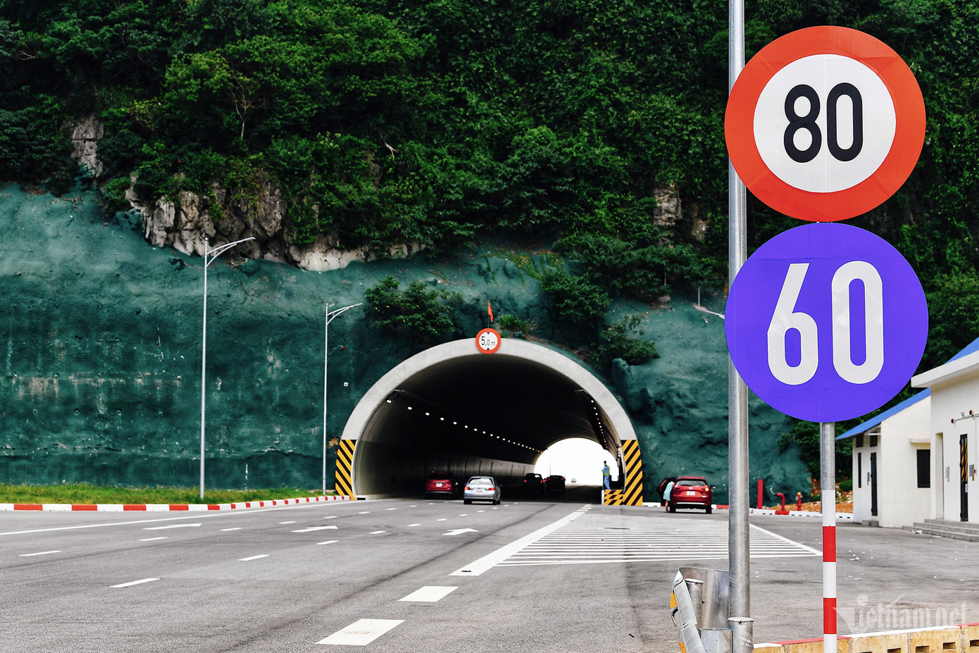 Hầm này gồm 2 đường hầm tương ứng 2 chiều ô tô.