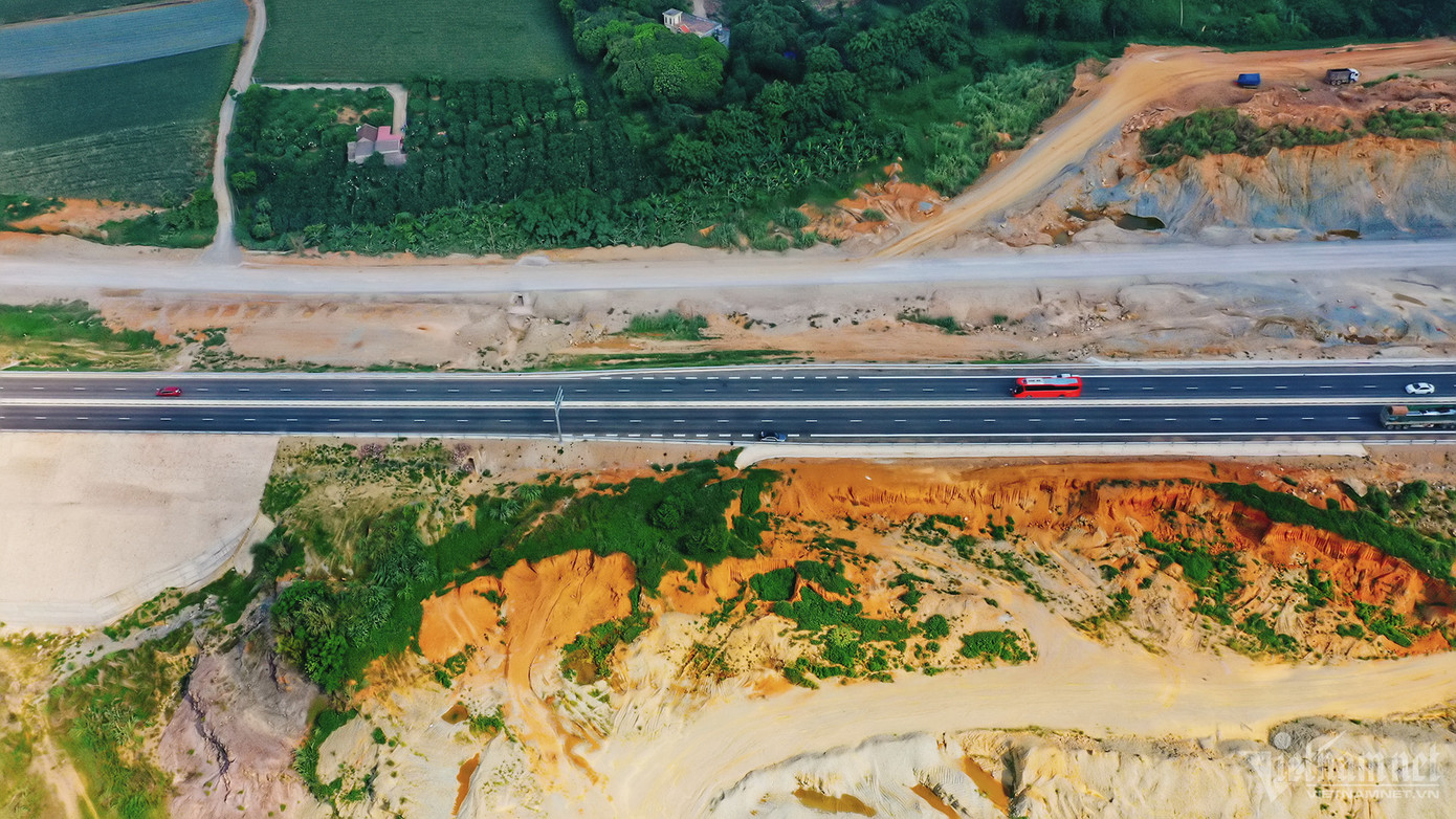 Dự án được khởi công từ tháng 9/2020 với 5 gói thầu xây lắp với tổng chiều dài hơn 63km, tổng mức đầu tư trên 12.000 tỷ đồng từ vốn ngân sách nhà nước.