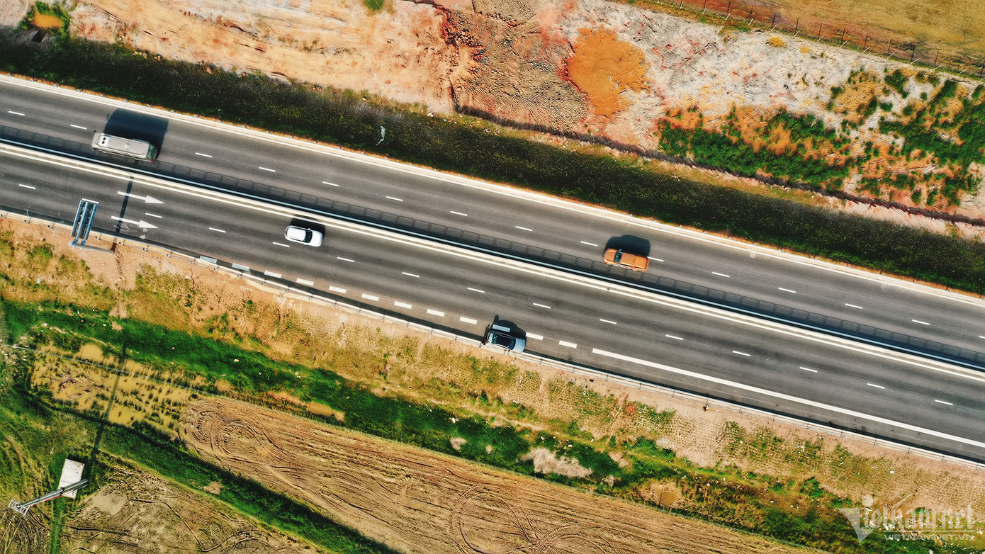 Trong giai đoạn này, cao tốc Mai Sơn - QL45 cũng không có làn dừng khẩn cấp liên tục ở hai bên. Thay vào đó tại mỗi chiều đường được bố trí các vịnh dừng khẩn cấp, mỗi vịnh cách nhau khoảng 4-5km.