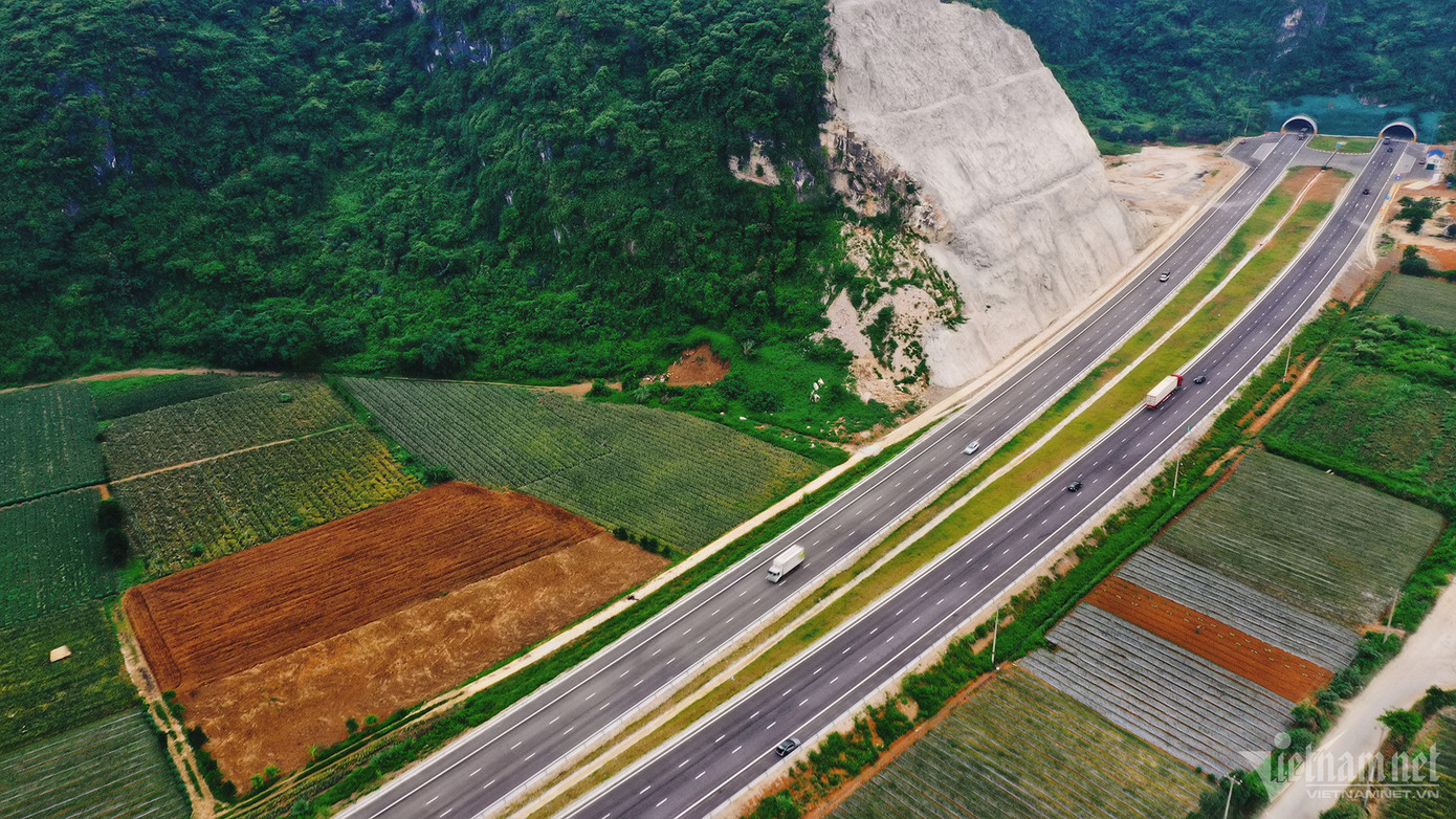 Trong ảnh là khu vực hầm Tam Điệp, công trình hầm xuyên núi đầu tiên trên trục cao tốc Bắc - Nam từ Hà Nội đi TP.HCM.