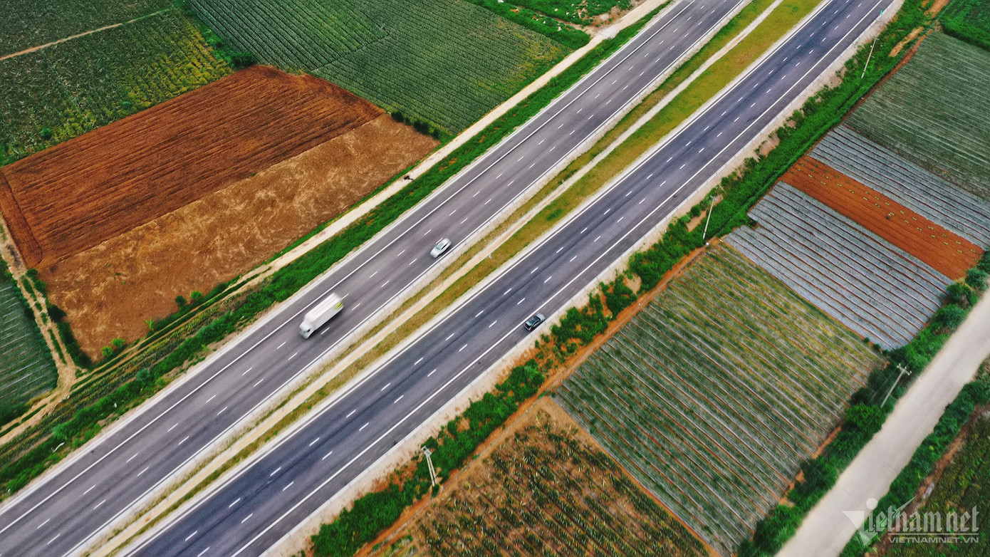 Ninh Bình nổi tiếng với những cánh đồng trồng dứa rộng ngút ngàn, khi vào mùa, các thửa ruộng hiện lên với nhiều mảng màu đẹp mắt, đặc biệt khi nhìn từ trên cao.