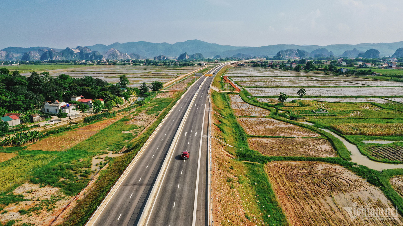 Sáng 30/5, trao đổi với VietNamNet, đại diện BQL dự án cao tốc Mai Sơn - QL45 cho biết, chỉ hơn một tháng kể từ khi đưa vào khai thác (29/4) đến nay, lực lượng cảnh sát giao thông phụ trách tuyến cao tốc này đã phải xử lý trên 1.000 trường hợp đi quá tốc độ cho phép.