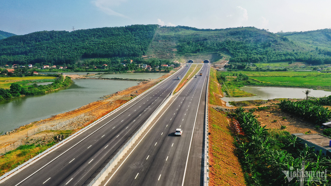 Khu vực hầm Thung Thi thuộc gói thầu 12 của dự án, tổng vốn đầu tư hơn 1.340 tỷ đồng từ ngân sách nhà nước. Gói thầu gồm 5,7 km đường, 680 m hầm, điểm đầu tại xã Hà Tiến, điểm cuối tại xã Hà Lĩnh, huyện Hà Trung. Là công trình vĩnh cửu, hầm gồm 2 ống hầm, quy mô 3 làn xe cơ giới mỗi ống.