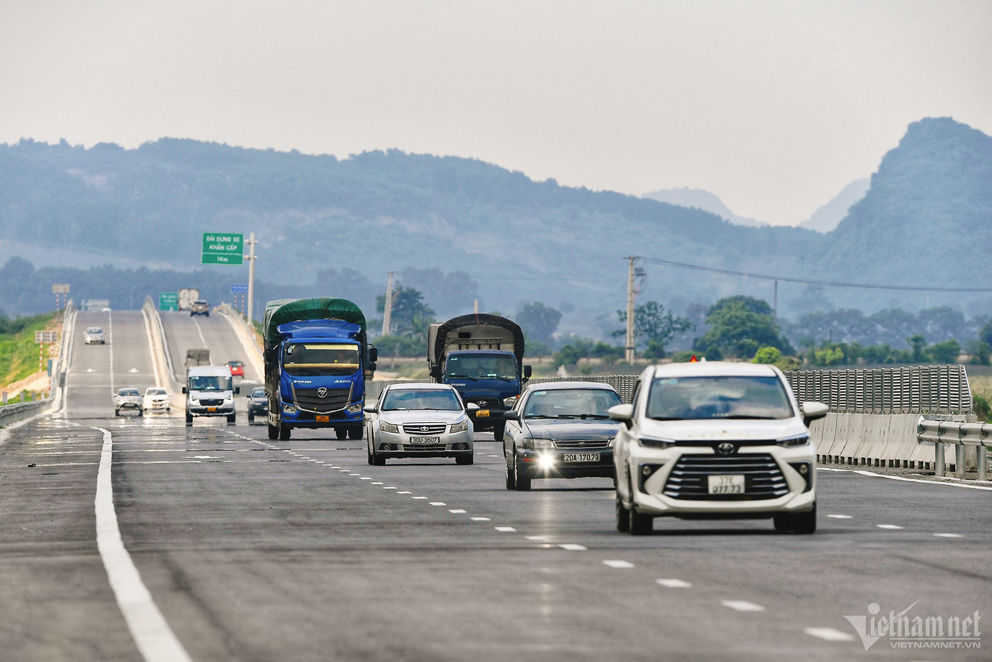 Theo quan sát của phóng viên, rất nhiều tài xế điều khiển ô tô vượt quá tốc độ cho phép.