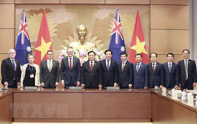 Chủ tịch Quốc hội Vương Đình Huệ, Thủ tướng Australia Anthony Albanese và đại biểu chụp ảnh lưu niệm. (Ảnh: Doãn Tấn/TTXVN)