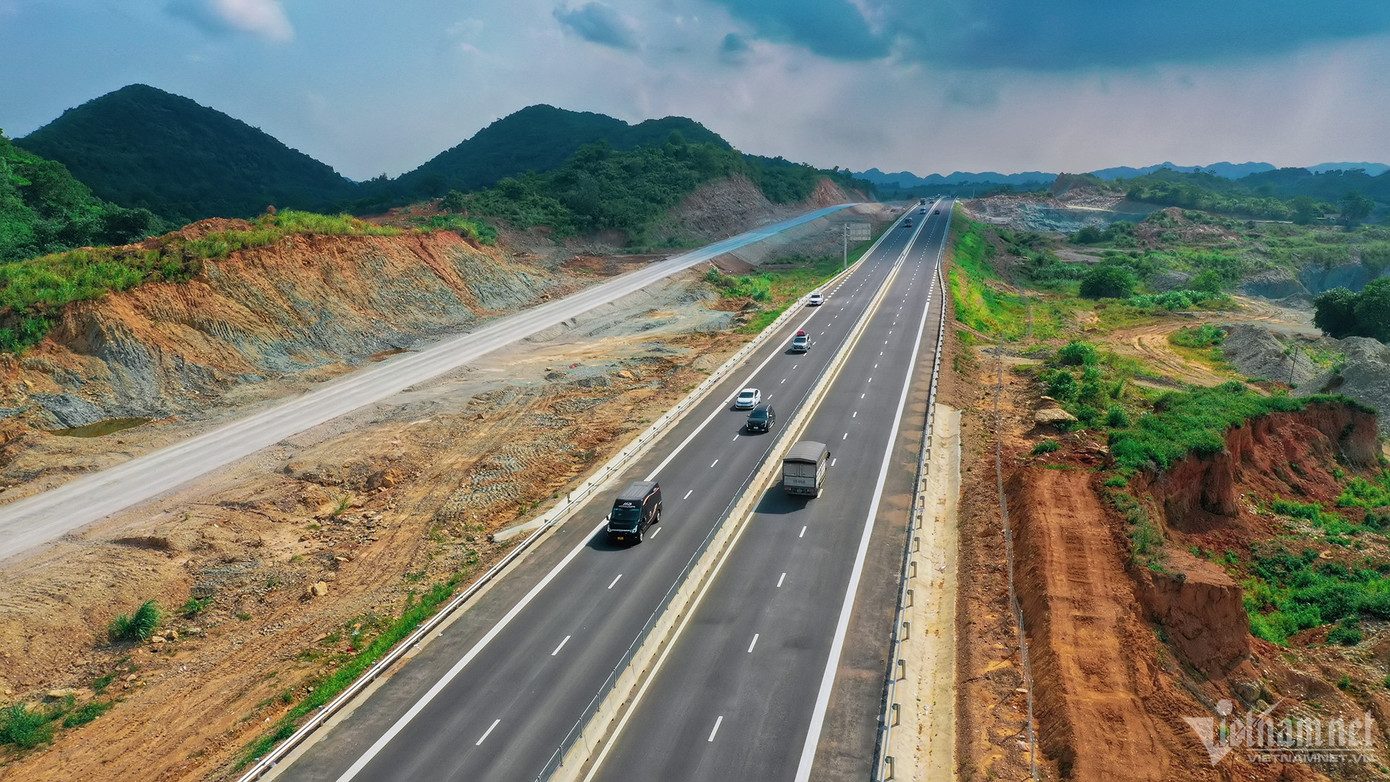 Vào những ngày nóng như đổ lửa, nhờ sự kết hợp của nắng, mây cùng những màu màu của các cánh đồng, cảnh sắc dọc hai bên đường hiện lên kỳ ảo, đặc biệt khi trời vừa ngớt mưa.