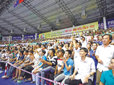 Sự cuồng nhiệt của khán giả chính là lý do giải bóng chuyền nữ quốc tế VTV cup thường tổ chức ở “tỉnh lẻ”. ảnh: vsi
