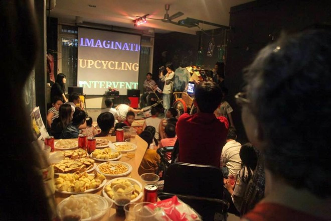 Trước đó, những buổi biểu diễn ngẫu hứng mỗi chiều thu hút rất đông trẻ em, người lớn đến xem. Anh Trương Minh Quý, quản lý dự án, cho biết: 