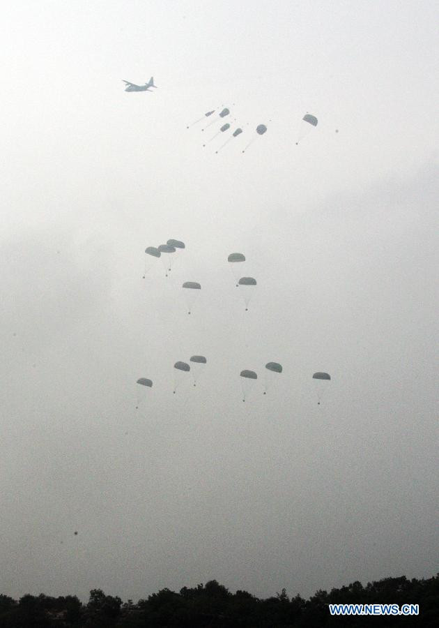 Quân đội hai nước Mỹ- Hàn nhảy dù. Ảnh: Xinhua