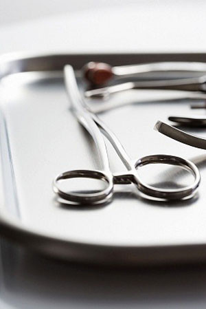 Roland sử dụng bộ dụng cụ tại nhà để "tự xử". Roland sử dụng bộ dụng cụ tại nhà để