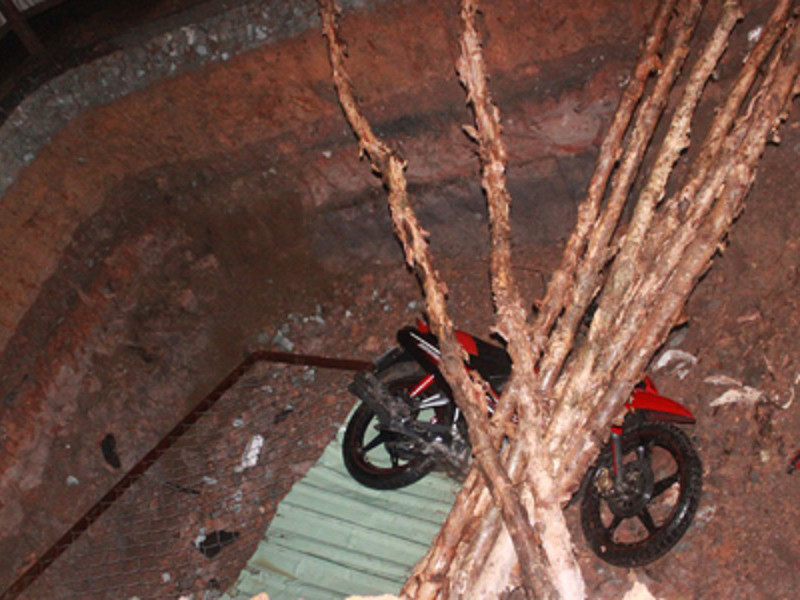 Chiếc xe nằm gọn dưới hố sâu. Hiện trường vụ xe rớt hố công trình