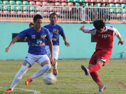 Công Phượng (10) uy hiếp khung thành HAGL. Ảnh: Anh Ngọc