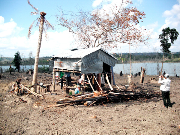 Nhiều người dân phải sinh hoạt tạm bợ sau khi mất đất cho thủy điện sông Ba Hạ. Ảnh: Văn Tài