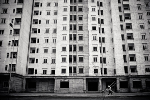 Nhiều dự án dang dở vì thiếu vốn và không có khách là hình ảnh tiêu biểu của thị trường bất động sản Việt Nam 2012. Ảnh: Aaron Sant