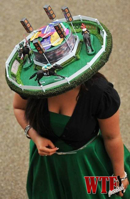 Chiếc mũ được thiết kế theo trường đua ngựa. Chiếc mũ được thiết kế theo trường đua ngựa