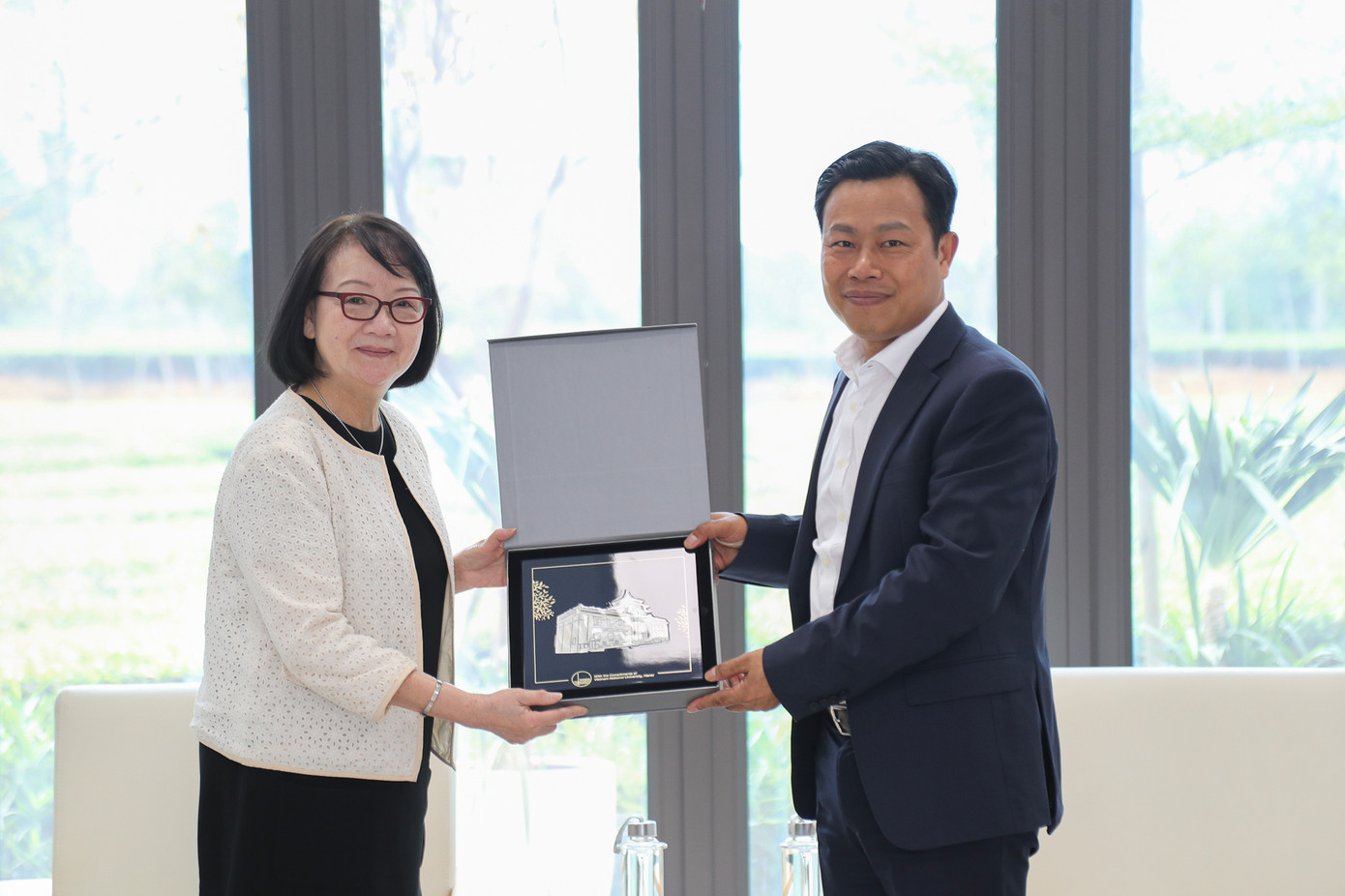 Giám đốc Đại học Quốc gia Hà Nội Lê Quân đã có buổi làm việc với chuyên gia Nguyễn Bích Yến nhằm trao đổi và tham vấn về chiến lược phát triển nguồn nhân lực công nghệ bán dẫn tại ĐHQGHN trong những năm tới.