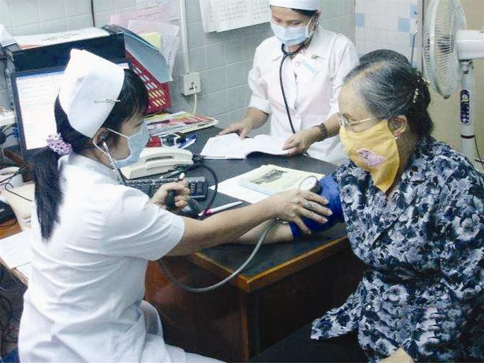 Người bệnh chỉ mong BS đừng kê những loại thuốc có chiết khấu -Ảnh: Lê Nguyễn