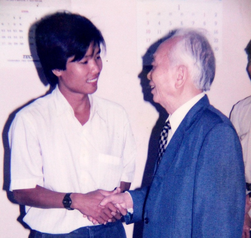 Đại tướng Võ Nguyên Giáp bắt tay và trò chuyện với phóng viên Tiền Phong