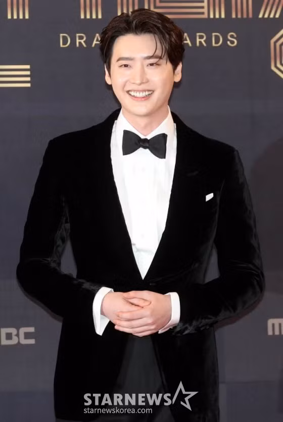 Lee Jong Suk hiện đang đàm phán để đảm nhận vai nam chính Kim Tae Kyung, một nhân vật sống bản năng và chính trực.