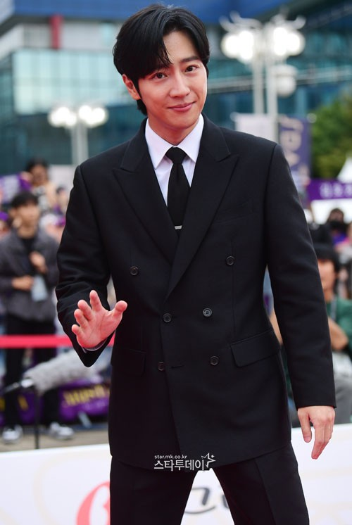 Lee Sang Yeob ra mắt vào năm 2007 nhưng đã nổi tiếng qua các bộ phim truyền hình Hàn Quốc The Innocent Man, While You Were Sleeping và Once Again... Đặc biệt, năm 2020, anh đã giành được Giải thưởng Nam diễn viên xuất sắc của KBS Drama Awards ở hạng mục phim truyền hình dài tập với I've Been There Once. Nam diễn viên cũng nhận được nhiều sự chú ý khi xuất hiện trên các chương trình tạp kỹ như Running Man hay Sixth Sense... Lee Sang Yeob ra mắt vào năm 2007 nhưng đã nổi tiếng qua các bộ phim truyền hình Hàn Quốc The Innocent Man, While You Were Sleeping và Once Again... Đặc biệt, năm 2020, anh đã giành được Giải thưởng Nam diễn viên xuất sắc của KBS Drama Awards ở hạng mục phim truyền hình dài tập với I've Been There Once. Nam diễn viên cũng nhận được nhiều sự chú ý khi xuất hiện trên các chương trình tạp kỹ như Running Man hay Sixth Sense...