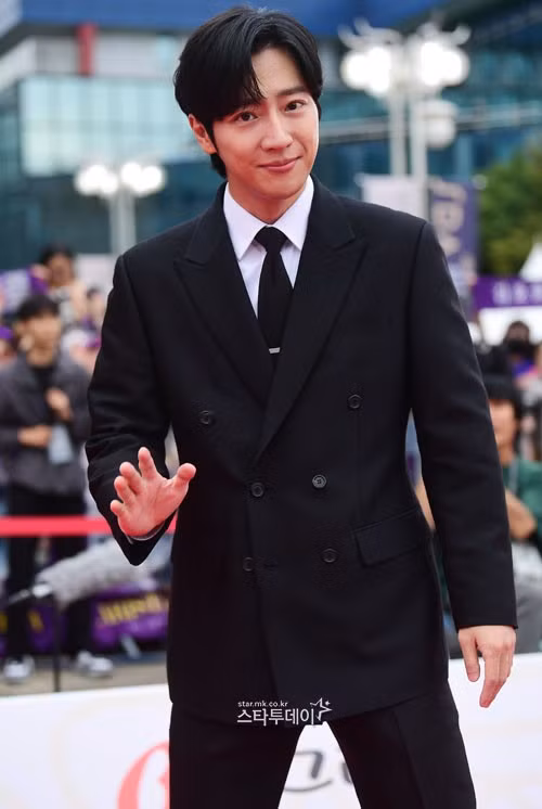 Lee Sang Yeob ra mắt vào năm 2007 nhưng đã nổi tiếng qua các bộ phim truyền hình Hàn Quốc The Innocent Man, While You Were Sleeping và Once Again... Đặc biệt, năm 2020, anh đã giành được Giải thưởng Nam diễn viên xuất sắc của KBS Drama Awards ở hạng mục phim truyền hình dài tập với I've Been There Once. Nam diễn viên cũng nhận được nhiều sự chú ý khi xuất hiện trên các chương trình tạp kỹ như Running Man hay Sixth Sense...