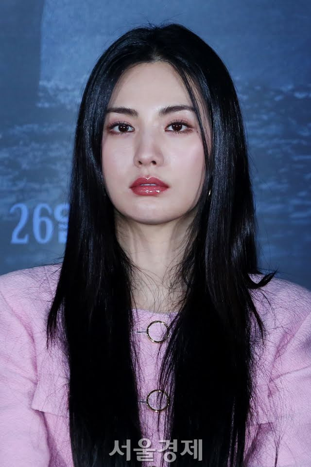 Nana sẽ vào vai Jeong Hee Won, một cô gái mạnh mẽ, không thể chịu đựng được sự bất công trong Omniscient Reader sau thành công của Mask Girl. Nana sẽ vào vai Jeong Hee Won, một cô gái mạnh mẽ, không thể chịu đựng được sự bất công trong Omniscient Reader sau thành công của Mask Girl.