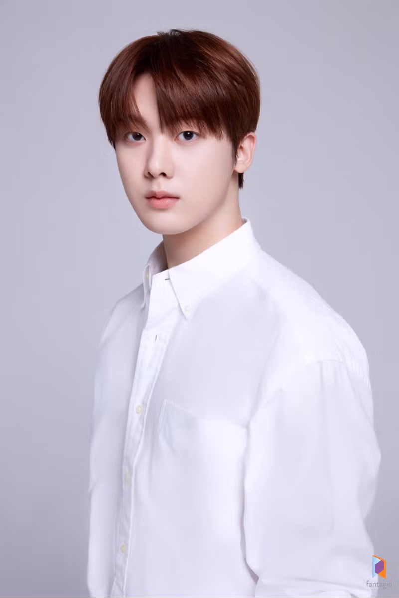 “Em út vàng” San Ha nhà ASTRO xứng đáng trở thành bias (thành viên được yêu thích nhất trong nhóm nhạc thần tượng) của bạn khi vừa dễ thương, vừa gợi cảm, có thể "cân" hết mọi hình tượng, tài năng xuất chúng, chơi guitar cực đỉnh. Ngoài ra, San Ha còn là một ngôi sao mukbang. “Em út vàng” San Ha nhà ASTRO xứng đáng trở thành bias (thành viên được yêu thích nhất trong nhóm nhạc thần tượng) của bạn khi vừa dễ thương, vừa gợi cảm, có thể "cân" hết mọi hình tượng, tài năng xuất chúng, chơi guitar cực đỉnh. Ngoài ra, San Ha còn là một ngôi sao mukbang.