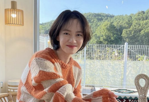 Dù vẫn thường xuyên đóng phim nhưng Running Man vẫn luôn là "tác phẩm" thành công nhất trong sự nghiệp của Song Ji Hyo từ 2010 đến nay. Cũng thông qua chương trình này, Song Ji Hyo được ưu ái gọi với một loạt những danh xưng như mợ ngố, nữ thần may mắn, nữ thần mặt mộc. Dù vẫn thường xuyên đóng phim nhưng Running Man vẫn luôn là "tác phẩm" thành công nhất trong sự nghiệp của Song Ji Hyo từ 2010 đến nay. Cũng thông qua chương trình này, Song Ji Hyo được ưu ái gọi với một loạt những danh xưng như mợ ngố, nữ thần may mắn, nữ thần mặt mộc.