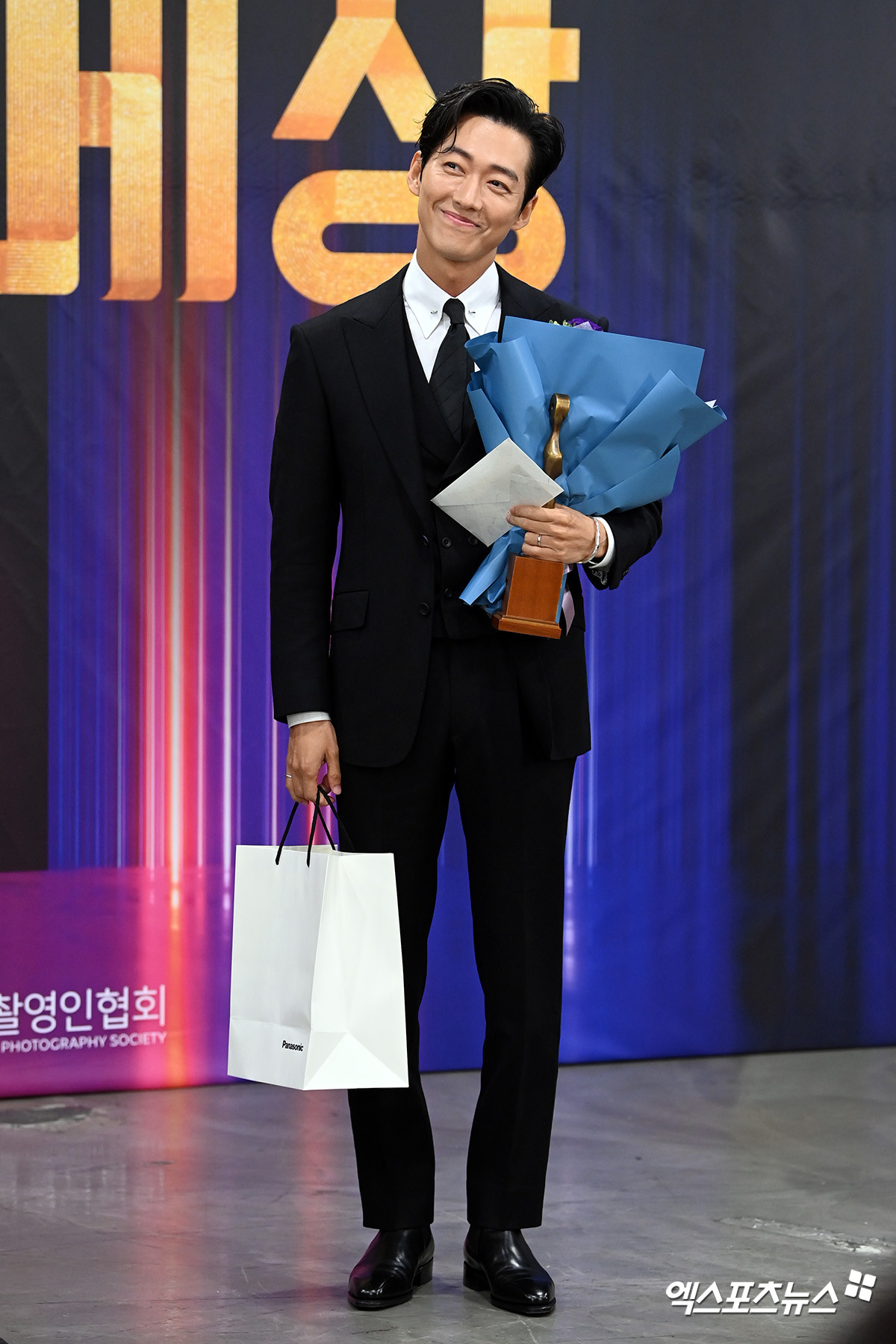 Namgoong Min gửi lời cảm ơn đến đội ngũ sản xuất và chia sẻ: “Tôi nghĩ, đã khoảng 24 năm rồi, tôi mới đứng ở đây. Thời gian trôi qua, tôi thực sự cảm nhận được tầm quan trọng của đạo diễn quay phim và đội ngũ sản xuất. My Dearest có thể thành công là nhờ họ". Namgoong Min gửi lời cảm ơn đến đội ngũ sản xuất và chia sẻ: “Tôi nghĩ, đã khoảng 24 năm rồi, tôi mới đứng ở đây. Thời gian trôi qua, tôi thực sự cảm nhận được tầm quan trọng của đạo diễn quay phim và đội ngũ sản xuất. My Dearest có thể thành công là nhờ họ".