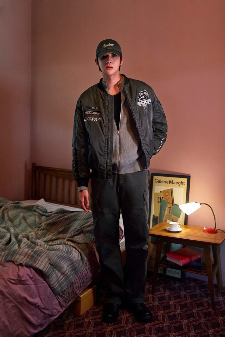 Moon Sang Min (sinh năm 2000) là nam người mẫu, diễn viên tân binh của Hàn Quốc. Tên tuổi của Moon Sang Min cũng nhanh chóng vụt sáng sau vai vương thế tử Seongnam trong Dưới bóng trung điện. Anh luôn nằm trong top 10 diễn viên truyền hình Hàn Quốc 'hot' nhất tuần của Good Data Corporation. Cũng nhờ vậy mà Moon Sang Min được hơn 20 nhãn hàng săn đón. Moon Sang Min còn liên tục nhận được nhiều kịch bản phim. Phim mới nhất của Moon Sang Min là Duty After School. Hiện, nam diễn viên đang trong quá trình quay bộ phim Wedding Impossible của tvN. Wedding Impossible là một bộ phim lãng mạn phản đối hôn nhân với sự tham gia của Moon Sang Min và 'ác nữ' Jeon Jong Seo. Wedding Impossible kể về người thừa kế của gia tộc tài phiệt, Goo Chan Yeol, đã cầu hôn giả với nữ diễn viên vô danh Oh Da Jung. Mặc dù biết Goo Chan Yeol là người đồng tính, Oh Da Jung vẫn bất chấp nắm lấy cơ hội này để phát triển sự nghiệp của mình. Rắc rối xảy ra khi Goo Jung Yeol, em trai của Goo Chan Yeol tìm cách ngăn chặn cuộc hôn nhân giả này.