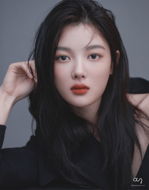 Nữ diễn viên Kim Yoo Jung cũng vừa mới tái ký hợp đồng với công ty quản lý hiện tại của mình, Awesome Ent. Kim Yoo Jung, người ra mắt với tư cách là một diễn viên nhí và dần dần xây dựng sự nghiệp của mình ở nhiều lĩnh vực khác nhau, đã nhận được rất nhiều tình cảm qua mỗi tác phẩm cô xuất hiện. Gần đây, cô đóng vai họa sĩ Hong Cheon Ki trong bộ phim truyền hình Hong Cheon Ki, thể hiện kỹ năng diễn xuất sâu sắc hơn và tiếp tục lịch sử bất bại của mình trong các bộ phim cổ trang. Ngoài ra, Kim Yoo Jung còn thử thách mình với thể loại kịch một cách hoàn hảo qua vở Shakespeare in Love. Shakespeare in Love cũng đã bán hết vé tại Trung tâm Nghệ thuật Seoul.