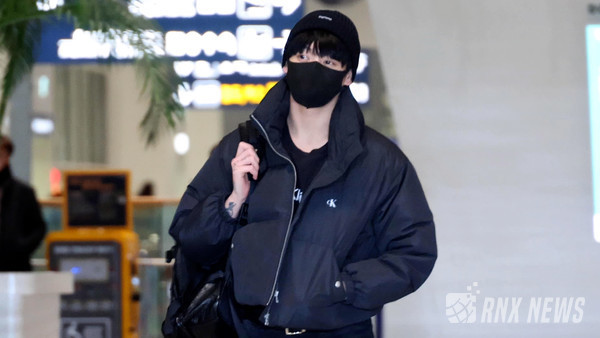 Jungkook lên đường thực hiện lịch trình nước ngoài từ Sân bay Quốc tế Inch ở Unseo-dong, Jung Gu vào chiều ngày 29/11. Dù lịch trình bận rộn, nhưng cậu em út nhà BTS luôn gây thiện cảm với người đối diện khi thường trực nụ cười trên môi.