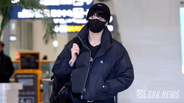 Jungkook lên đường thực hiện lịch trình nước ngoài từ Sân bay Quốc tế Inch ở Unseo-dong, Jung Gu vào chiều ngày 29/11. Dù lịch trình bận rộn, nhưng cậu em út nhà BTS luôn gây thiện cảm với người đối diện khi thường trực nụ cười trên môi.