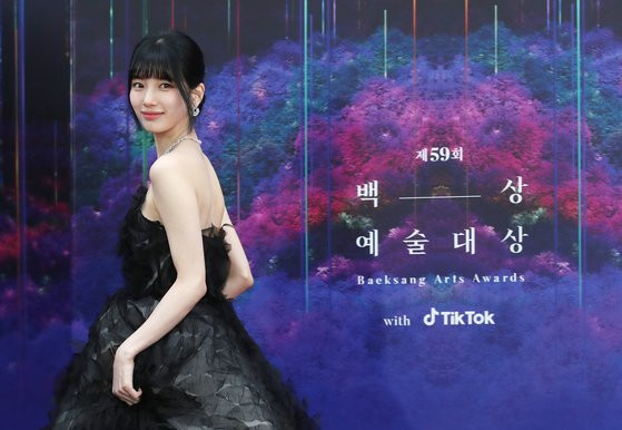 Suzy chuẩn bị phát hành bộ phim truyền hình Netflix Iduna! dựa trên webtoon vào tháng Mười. Iduna! là một bộ phim tình cảm kể về một sinh viên ĐH bình thường Wonjun và Doona, người đã giải nghệ sau khi bỏ lại những ngày thần tượng K-pop hào nhoáng để đến sống tại một ngôi nhà chung.