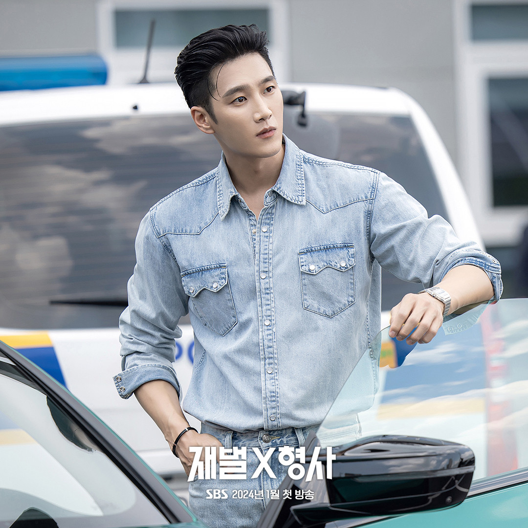 Những bức ảnh tĩnh gây sự thú vị hơn khi ghi lại cảnh Jin Yi Soo ngang nhiên đậu chiếc xe thể thao của mình trước đồn cảnh sát và thờ ơ bước vào văn phòng cảnh sát trưởng trong khi nhấm nháp một ly Americano đá. Không hề quan tâm đến suy nghĩ của người khác, Jin Yi Soo thậm chí còn tỏ ra thích thú khi được chú ý. Người xem tò mò muốn tìm hiểu thêm về lai lịch của Jin Yi Soo và làm thế nào mà một chaebol trẻ con thế hệ thứ ba lại có được công việc thám tử khó tin đến vậy.