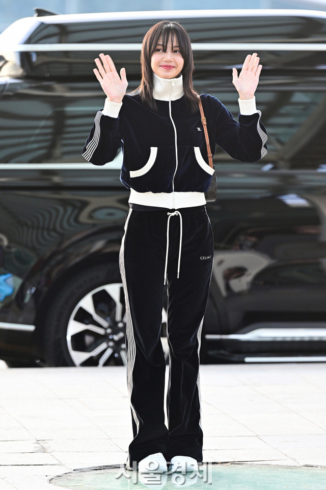 Lisa hiện đang trên đường đến Bangkok, Thái Lan để tham dự sự kiện của một thương hiệu thời trang vào sáng ngày 13/12. Lisa hiện đang trên đường đến Bangkok, Thái Lan để tham dự sự kiện của một thương hiệu thời trang vào sáng ngày 13/12.