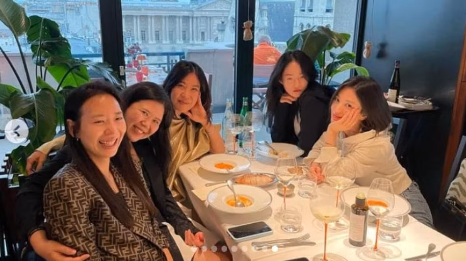 Trong bức ảnh, Song Hye-Kyo thể hiện niềm hạnh phúc tột độ của mình bằng một biểu cảm vui tươi với người mẫu Shin Hyun-Ji, người bạn thân kém 15 tuổi.Ngoài ra, Song Hye-Kyo cũng công bố những bức ảnh chụp khi đang dùng bữa tại một nhà hàng có tầm nhìn ra Paris với Shin Hyun-Ji và tổng biên tập tạp chí thời trang.Trong bức ảnh, Shin Hyun-Ji, người đang ngồi cạnh Song Hye-kyo, tạo dáng tình cảm với Song Hye-kyo và Song Hye-Kyo với mái tóc ngắn khoe vẻ đẹp nữ thần.