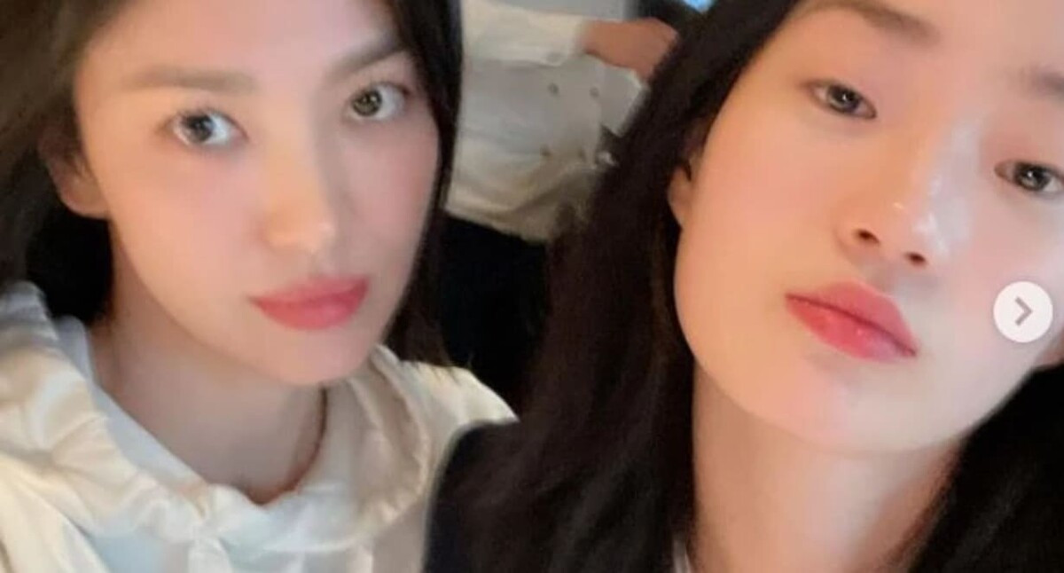 Shin Hyun Ji sinh năm 1996, cô giành ngôi quán quân chương trình Korea's Next Top Model 2013 và là gương mặt đình đám trên sàn catwalk quốc tế. Mặc dù Shin Hyun Ji cách Song Hye Kyo đến 15 tuổi nhưng 2 chị em vẫn cực kỳ thân thiết với nhau. Shin Hyun Ji ngoài ra còn được biết đến với tình bạn thân thiết với Jennie. Trong bài đăng trên trang Instagram của mình vào ngày 26/12/2021, Song Hye Kyo đã nhắc đến Shin Hyun-Ji như một người em gái. Shin Hyun Ji sinh năm 1996, cô giành ngôi quán quân chương trình Korea's Next Top Model 2013 và là gương mặt đình đám trên sàn catwalk quốc tế. Mặc dù Shin Hyun Ji cách Song Hye Kyo đến 15 tuổi nhưng 2 chị em vẫn cực kỳ thân thiết với nhau. Shin Hyun Ji ngoài ra còn được biết đến với tình bạn thân thiết với Jennie. Trong bài đăng trên trang Instagram của mình vào ngày 26/12/2021, Song Hye Kyo đã nhắc đến Shin Hyun-Ji như một người em gái.