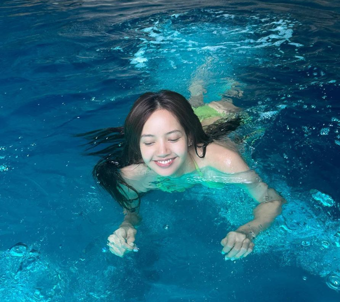 Cùng ngày 10/8, Lisa (BLACK PINK) đưa những hình ảnh về kỳ nghỉ của mình lên Instagram.