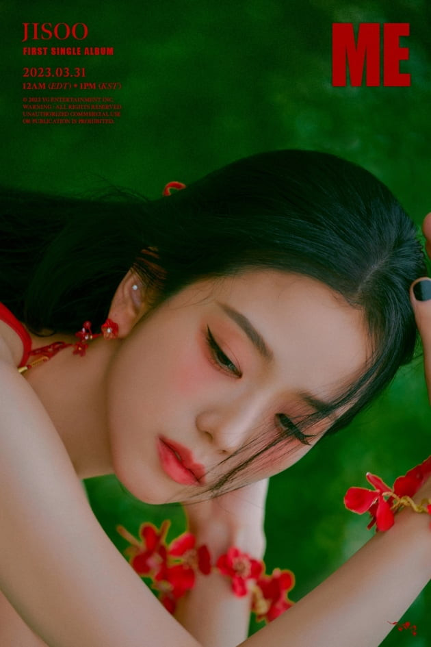 Vào ngày 9/3, YG đã thông báo: &quot;Tên album solo đầu tay của Jisoo là ME&quot;. ME có nghĩa là TÔI, ngắn gọn nhưng có tác động mạnh mẽ. Nó toát lên được nguyện vọng và sự tự tin của Jisoo cho lần ra mắt này với tư cách là một nghệ sĩ solo. Jisoo đã gây ra phản ứng bùng nổ từ người hâm mộ trên toàn thế giới chỉ với một poster Coming Soon vào ngày 6/3 và ngay lập tức tên của nữ thần tượng đã nhanh chóng chiếm vị trí số 1 trên xu hướng toàn cầu của Twitter, trong khi các phương tiện truyền thông nước ngoài có ảnh hưởng lớn như Billboard của Hoa Kỳ và NME của Vương quốc Anh cũng đều tập trung tin tức quanh màn ra mắt solo của cô nàng. Từ trước đến nay, Jisoo là mảnh ghép quan trọng góp phần củng cố thêm bản sắc âm nhạc của BLACKPINK với giai điệu độc đáo cùng màn trình diễn &apos;đỉnh cao&apos; và với màn ra mắt solo lần này, YG hy vọng: &quot;Jisoo, người đã xây dựng vững chắc năng lực của mình với tư cách là một nghệ sĩ &apos;toàn diện&apos;, sẽ tiến thêm một bước nữa và bộc lộ sức hút vốn có của mình&quot;.