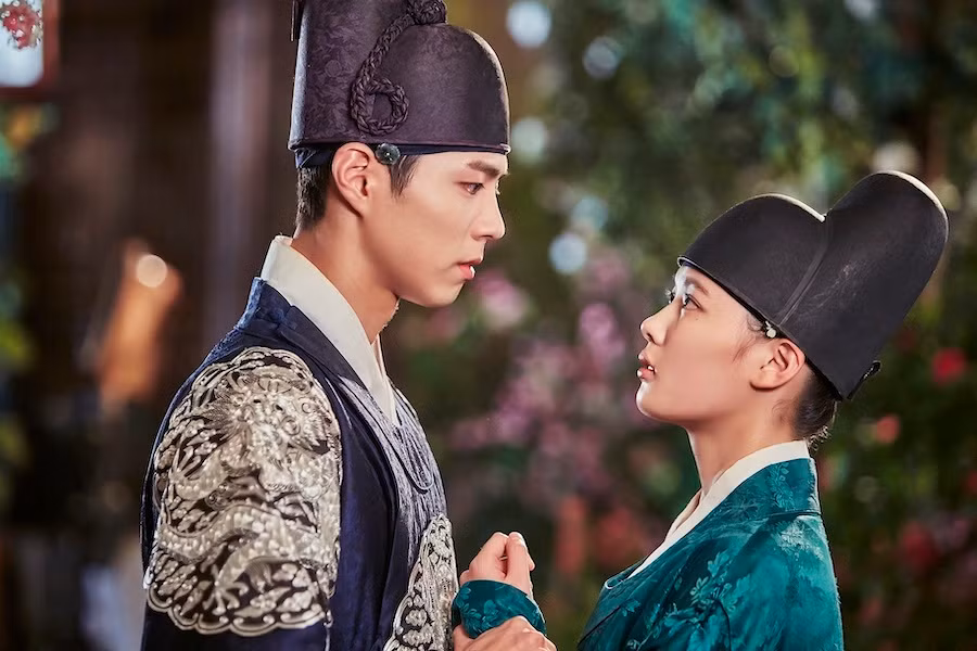 Bộ phim xoay quanh sự thay đổi và trưởng thành của Vương Thế tử Lee Yeong và tình cảm của anh với cô gái tên là Hong Ra-on, một người nữ cải trang thành nam hoạn quan.