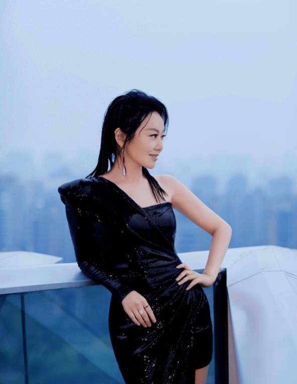 Sinh năm 1971, năm nay 52 tuổi, Diêm Ni là một phụ nữ Tây An đích thực. Cô sở hữu đôi mắt một mí và khuôn mặt tròn thời con gái, tuy không phải là hoa khôi nhưng vẫn là một cô gái xinh đẹp. Cô kết hôn sớm khi chưa nổi tiếng với một quân nhân, dưới sự thúc giục của bố mẹ. Và ngay khi sự nghiệp ở thời kỳ đỉnh cao thì cuộc hôn nhân của cô lại kết thúc. Cô có một con gái. Sau khi chia tay, Diêm Ni trải qua 3 mối tình đều là 'tình chị em'. Ngoài tính cách bối rối, cô luôn đối mặt với công việc và cuộc sống một cách thẳng thắn và chân thành, điều này cũng khiến cô trở thành sự tồn tại "độc nhất vô nhị" trong ngành giải trí phức tạp này. Cô giành được một số giải thưởng lớn như giải Kim Kê cho "Nữ diễn viên chính xuất sắc nhất", Giải thưởng Điện ảnh châu Á cho "Nữ diễn viên phụ xuất sắc nhất". Cô từng đứng thứ 54 trong danh sách "100 người nổi tiếng Trung Quốc" của Forbes, năm 2015. Sinh năm 1971, năm nay 52 tuổi, Diêm Ni là một phụ nữ Tây An đích thực. Cô sở hữu đôi mắt một mí và khuôn mặt tròn thời con gái, tuy không phải là hoa khôi nhưng vẫn là một cô gái xinh đẹp. Cô kết hôn sớm khi chưa nổi tiếng với một quân nhân, dưới sự thúc giục của bố mẹ. Và ngay khi sự nghiệp ở thời kỳ đỉnh cao thì cuộc hôn nhân của cô lại kết thúc. Cô có một con gái. Sau khi chia tay, Diêm Ni trải qua 3 mối tình đều là 'tình chị em'. Ngoài tính cách bối rối, cô luôn đối mặt với công việc và cuộc sống một cách thẳng thắn và chân thành, điều này cũng khiến cô trở thành sự tồn tại "độc nhất vô nhị" trong ngành giải trí phức tạp này. Cô giành được một số giải thưởng lớn như giải Kim Kê cho "Nữ diễn viên chính xuất sắc nhất", Giải thưởng Điện ảnh châu Á cho "Nữ diễn viên phụ xuất sắc nhất". Cô từng đứng thứ 54 trong danh sách "100 người nổi tiếng Trung Quốc" của Forbes, năm 2015.