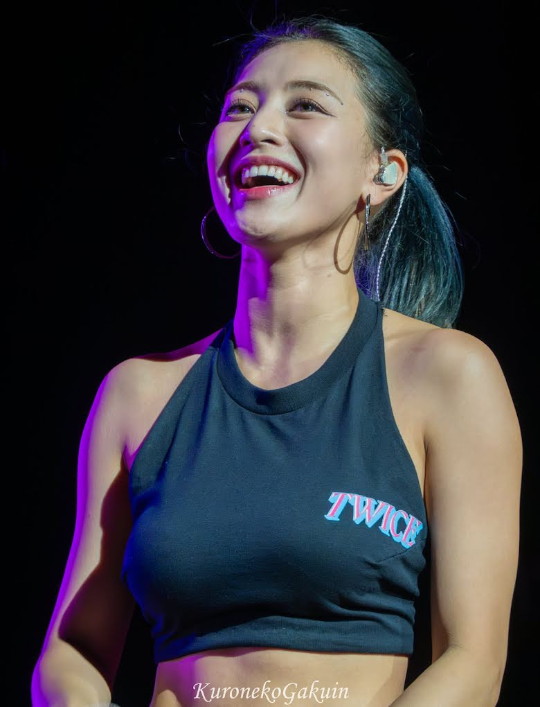 Jihyo, người đội trưởng mẫu mực, tài năng, năng nổ của TWICE luôn được biết đến là nữ thần tượng sở hữu khí chất ngút ngàn bất chấp mọi hoàn cảnh. Ở Jihyo, người ta luôn thấy được sự cá tính, quyến rũ và một chút hoang dã rất riêng.