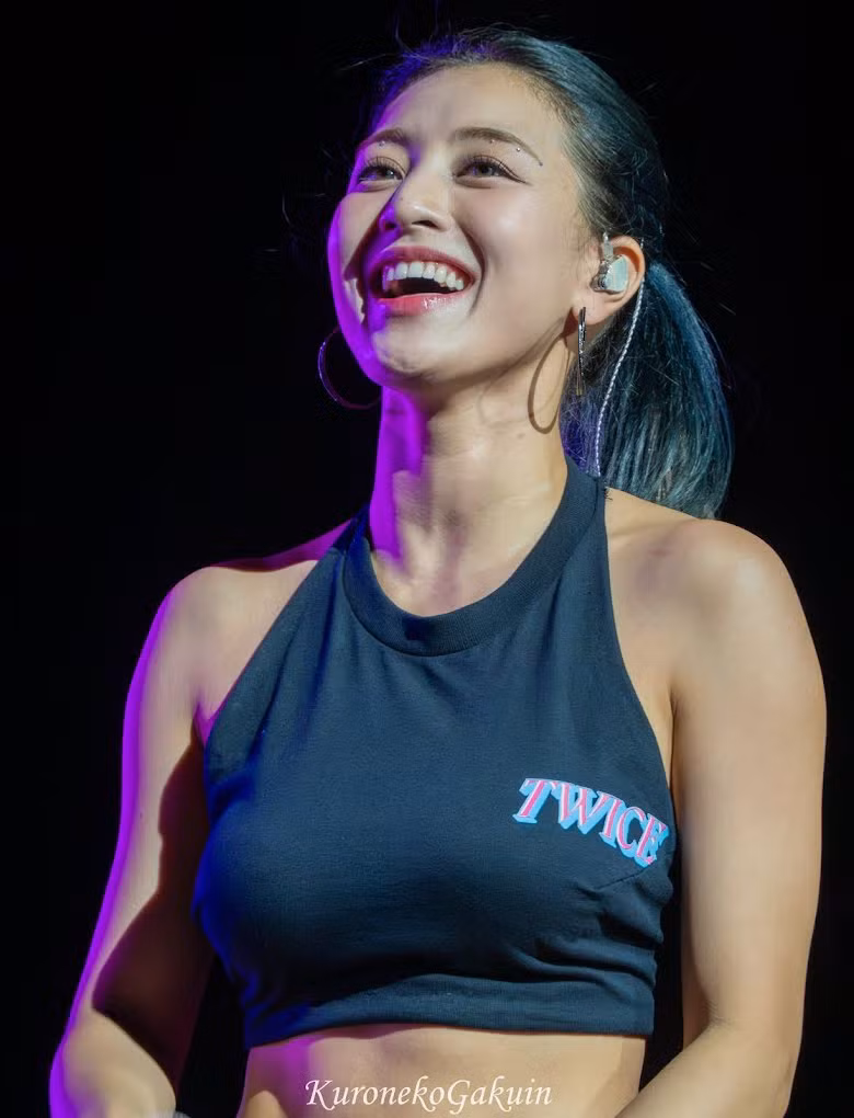 Jihyo, người đội trưởng mẫu mực, tài năng, năng nổ của TWICE luôn được biết đến là nữ thần tượng sở hữu khí chất ngút ngàn bất chấp mọi hoàn cảnh. Ở Jihyo, người ta luôn thấy được sự cá tính, quyến rũ và một chút hoang dã rất riêng.