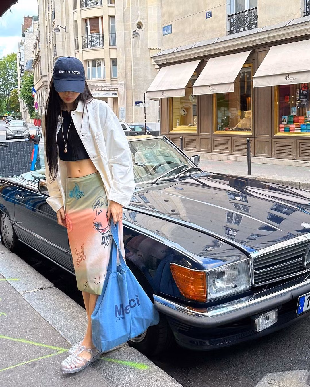 Đôi xăng đan thạch mà Lisa mang trở nên sống động khi kết hợp với áo crop top màu đen và váy trơn nhuộm màu nước, càng làm tôn lên vẻ quyến rũ cổ điển. Nhìn cách Lisa tận hưởng buổi chiều trước tháp Eiffel, khiến bạn cảm thấy rằng đôi dép xăng đan thạch quả thật rất phù hợp cho tâm trạng dã ngoại mùa Hè.