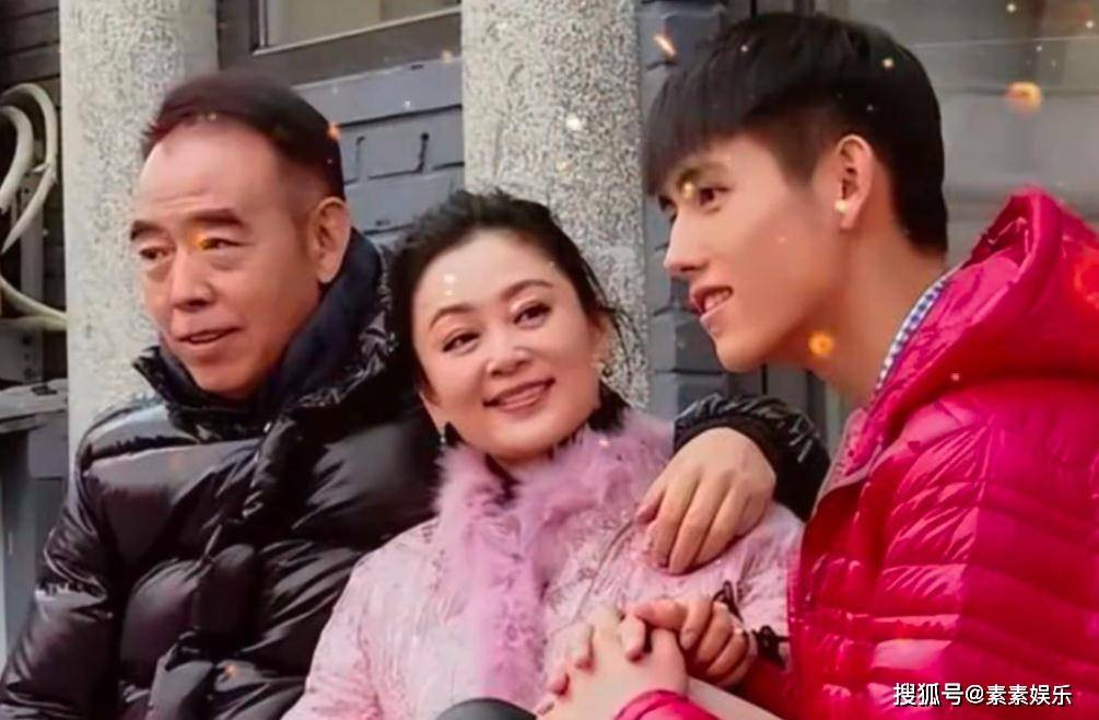 Khi vụ việc leo thang, cha của Trần Phi Vũ là Trần Khải Ca và mẹ là Trần Hồng tạm thời không phản hồi, còn bản thân chính chủ chọn cách im lặng.